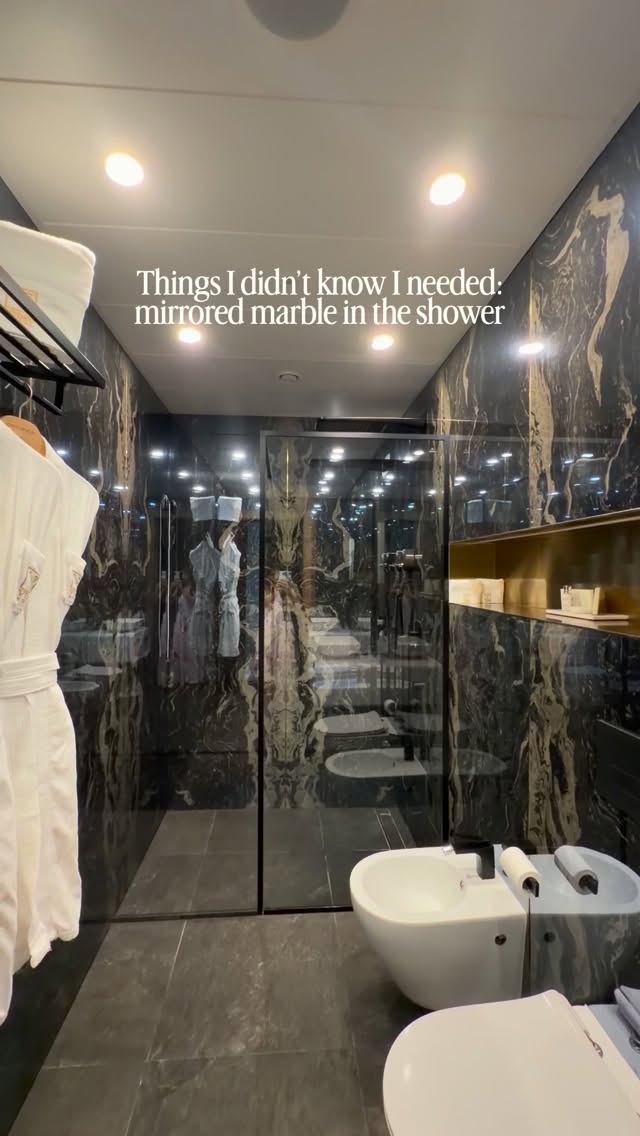 I can see myself so clearly in the marble, just like a mirror 🪞🖤

📍 Vibre Hotel, Cluj Napoca, Romania