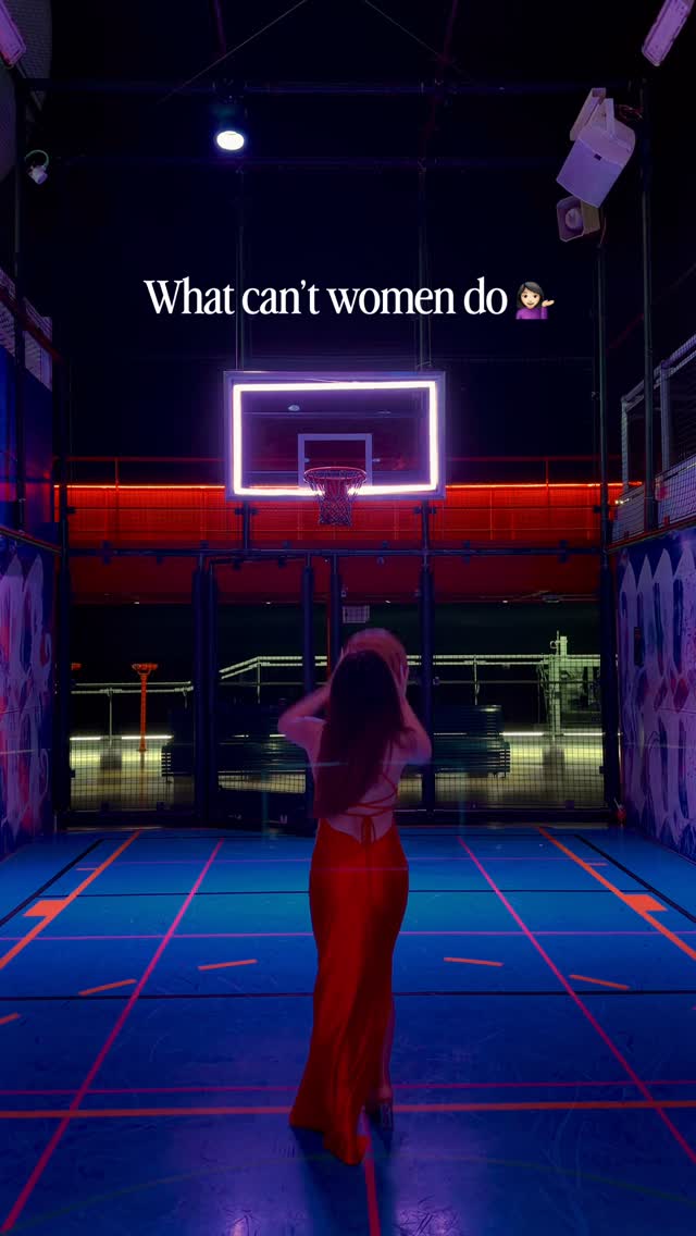 Literally nothing 💁🏻‍♀️👑 high heels and a red dress that’s too long for me and yet I still made the shot 💁🏻‍♀️💁🏻‍♀️🤣😄 the @virginvoyages creator cruise was so much fun!!! 

#sailingwithvirgin #virginvoyages